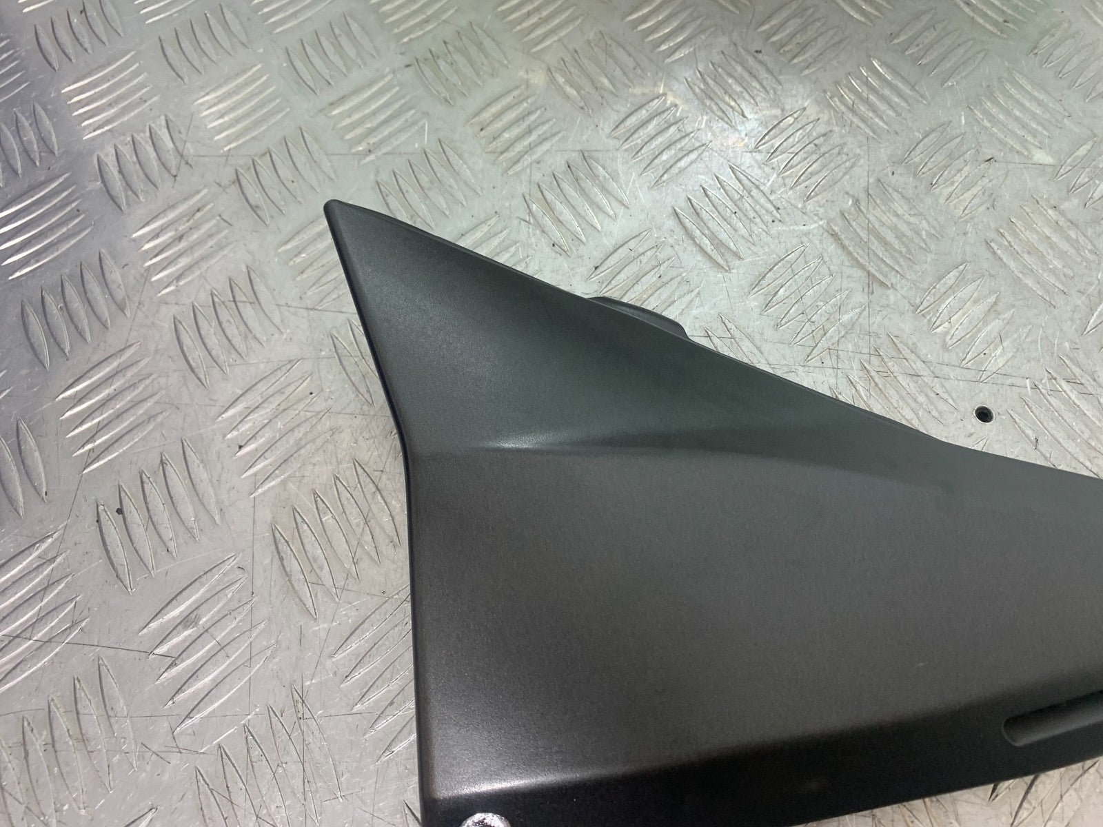 KAWASAKI Z750 Z 750 LEFT SEAT PANEL  YEAR 2004-2006  (CMB1234)