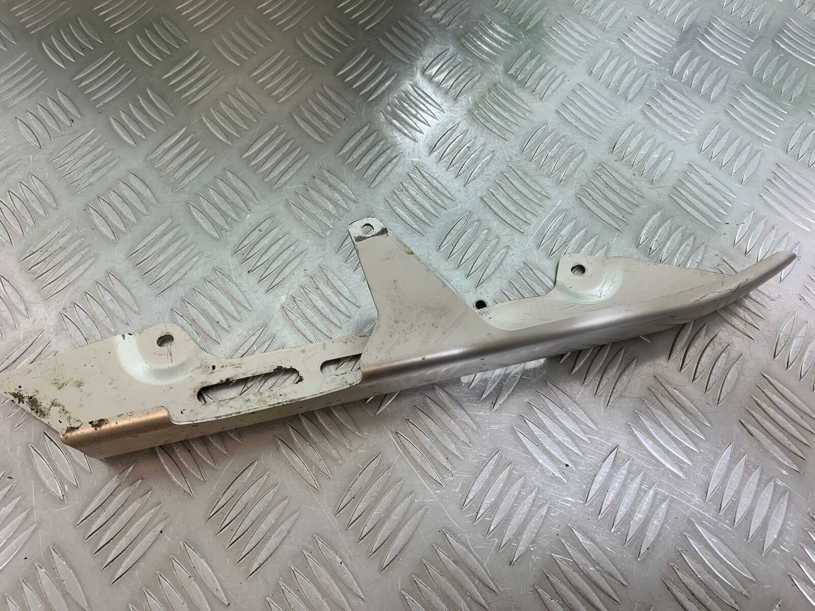 KAWASAKI ZR 750 ZEPHYR CHAIN GUARD YEAR 1991-95 (CMB1008)