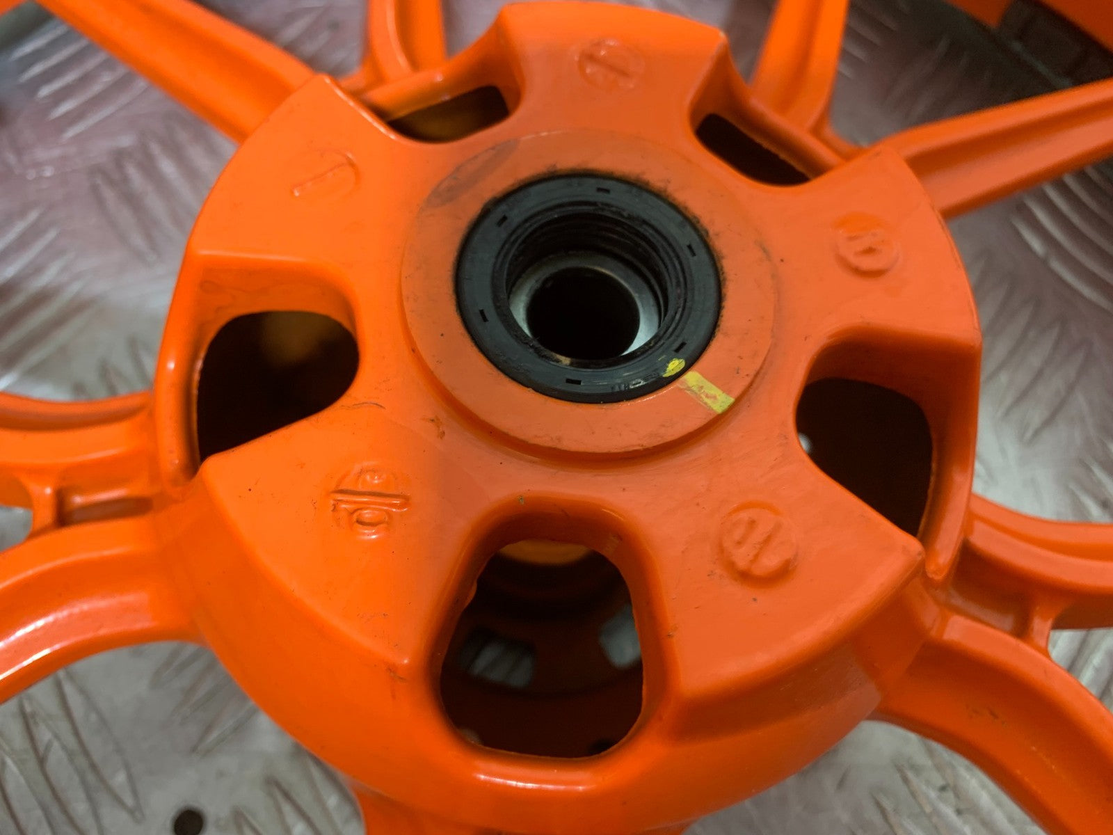 KTM DUKE 390 FRONT WHEEL YEAR 2017- 2023 (CMB1314)