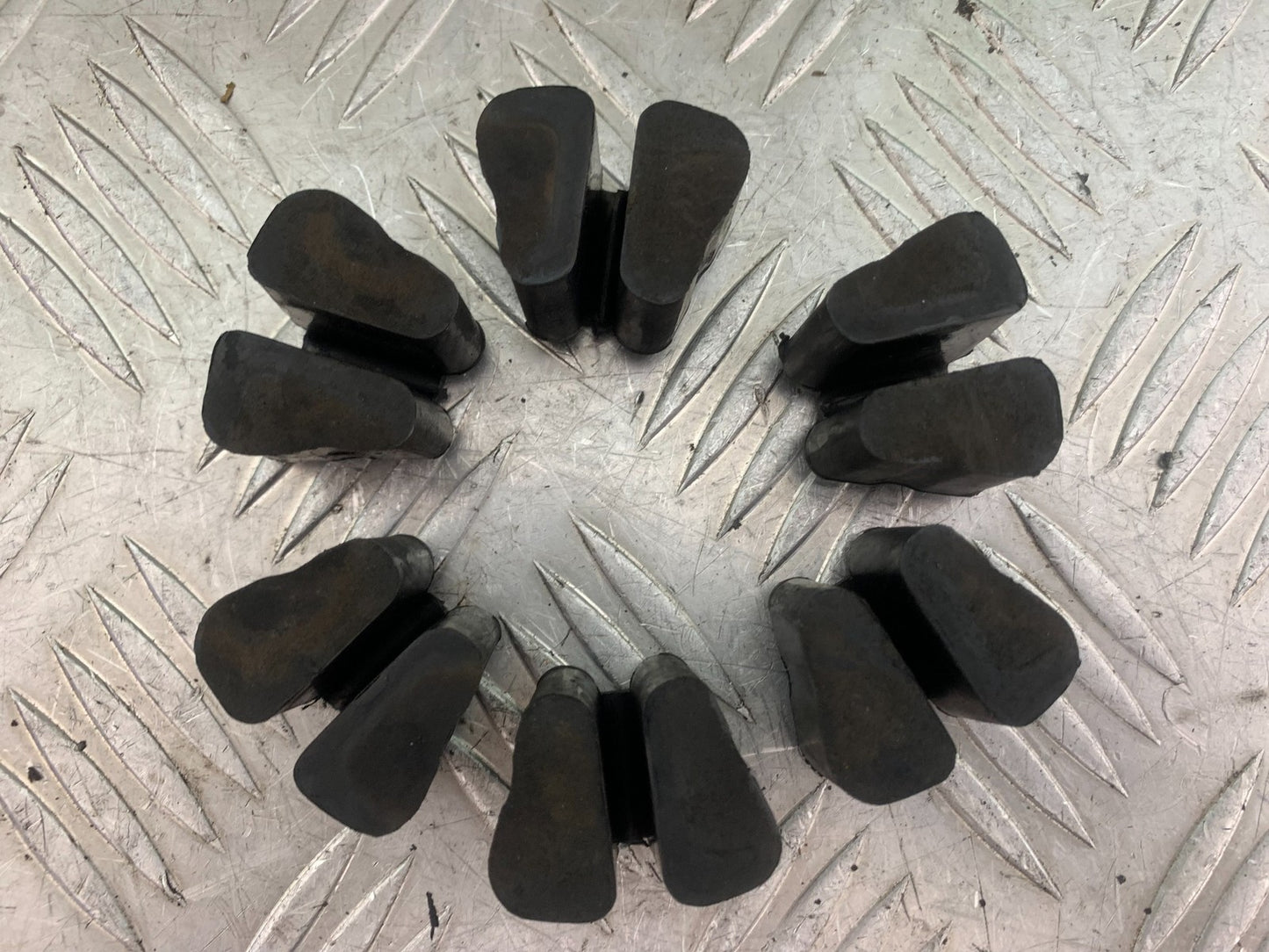 KTM 690 DUKE R LC4 CUSH DRIVER RUBBERS YEAR 2012-2015  (CMB1180)
