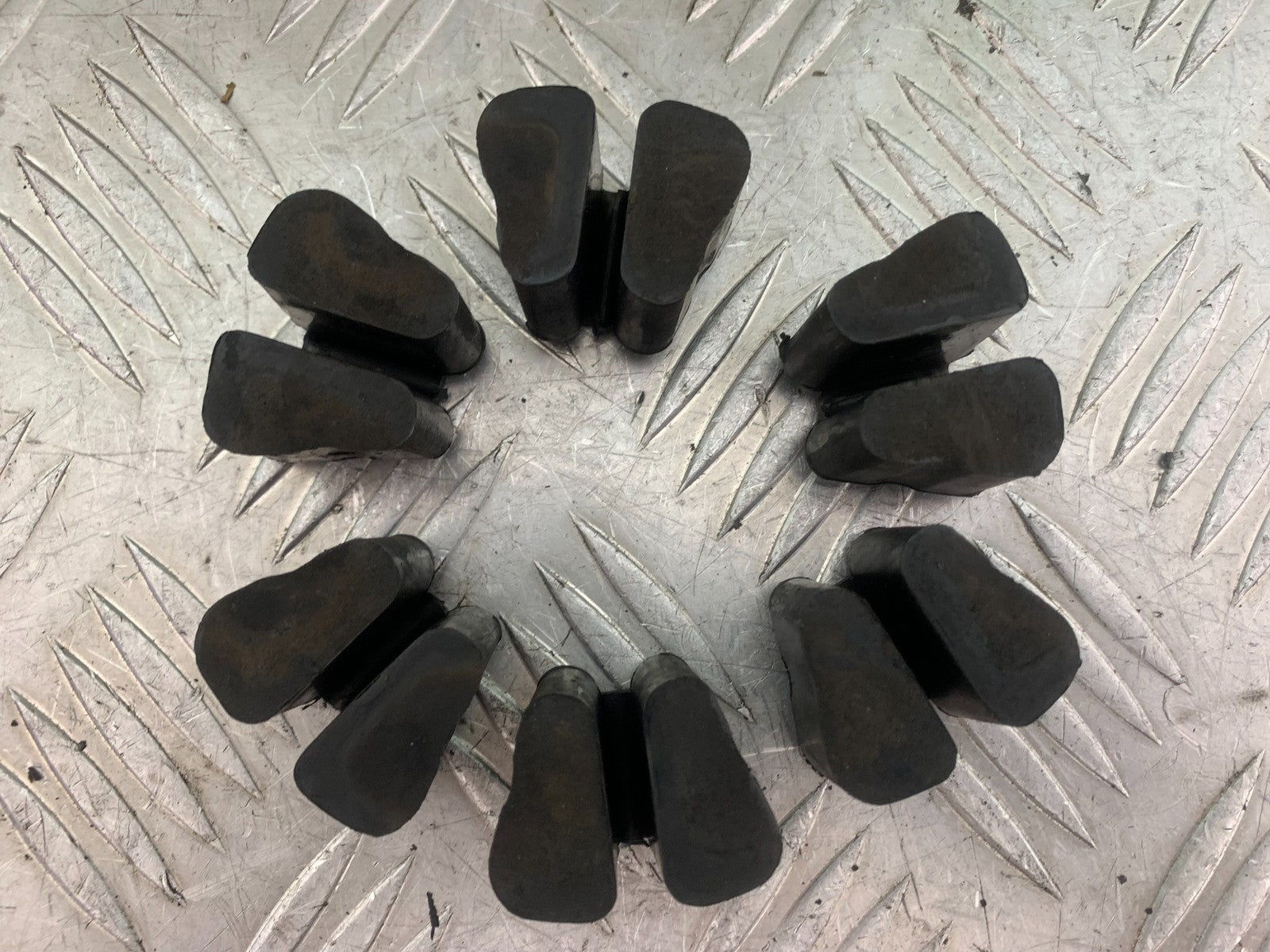 KTM 690 DUKE R LC4 CUSH DRIVER RUBBERS YEAR 2012-2015  (CMB1180)