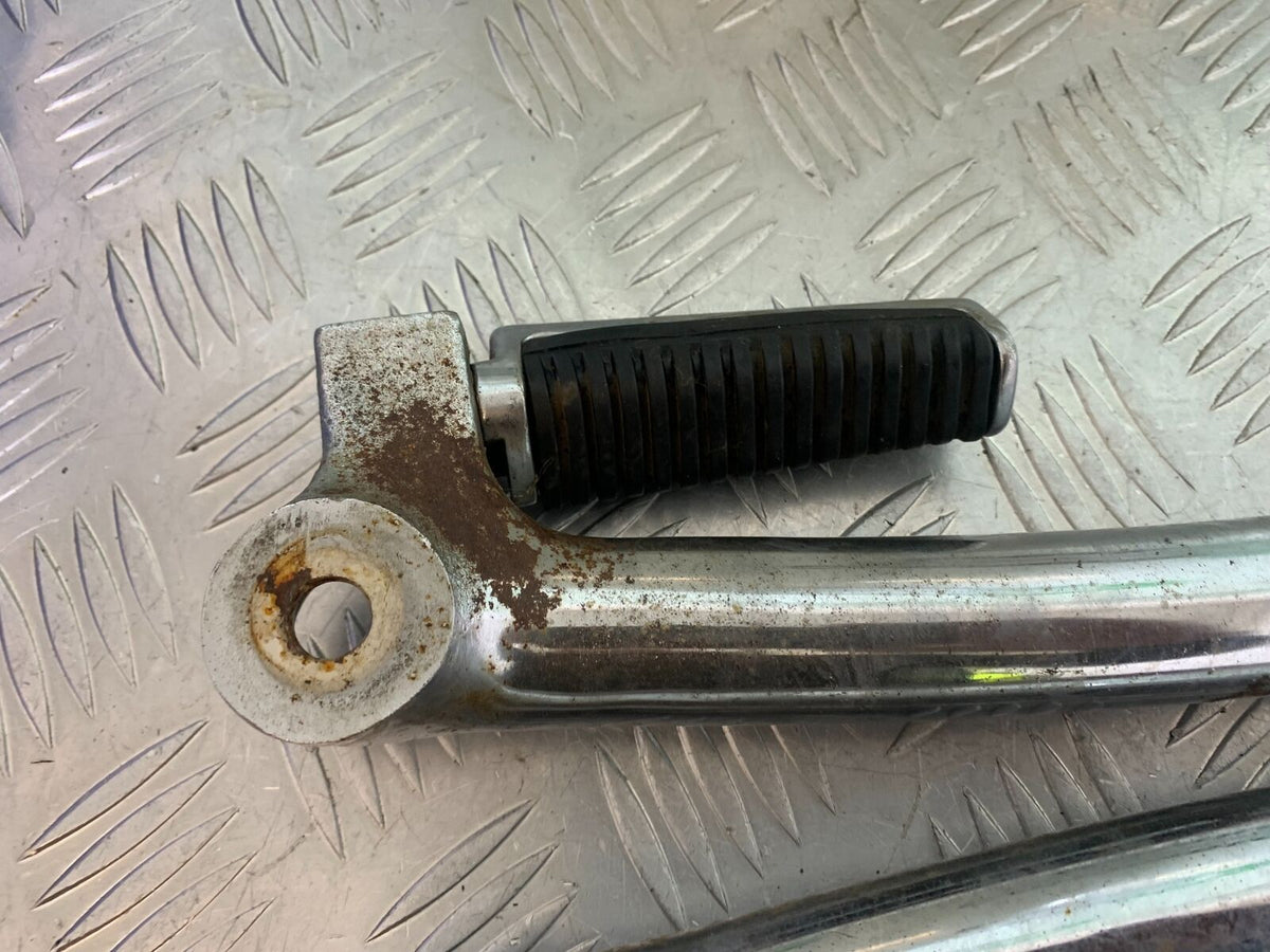SUZUKI VS1400 VS 1400 INTRUDER REAR FOOTPEGS AND RAILS   YEAR 1988 (CMB1077)