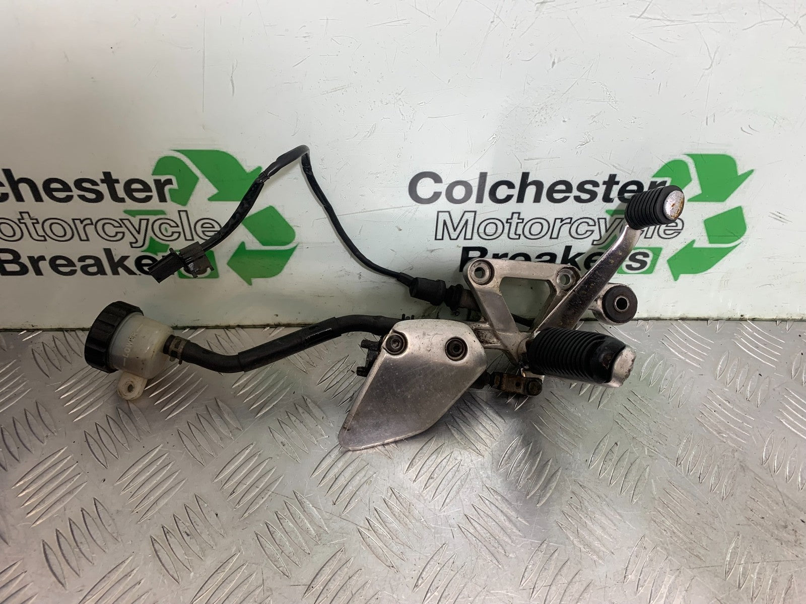 YAMAHA FZS600 FAZER 600 FRONT RIGHT HANGER YEAR 1998-2001 (CMB1267)