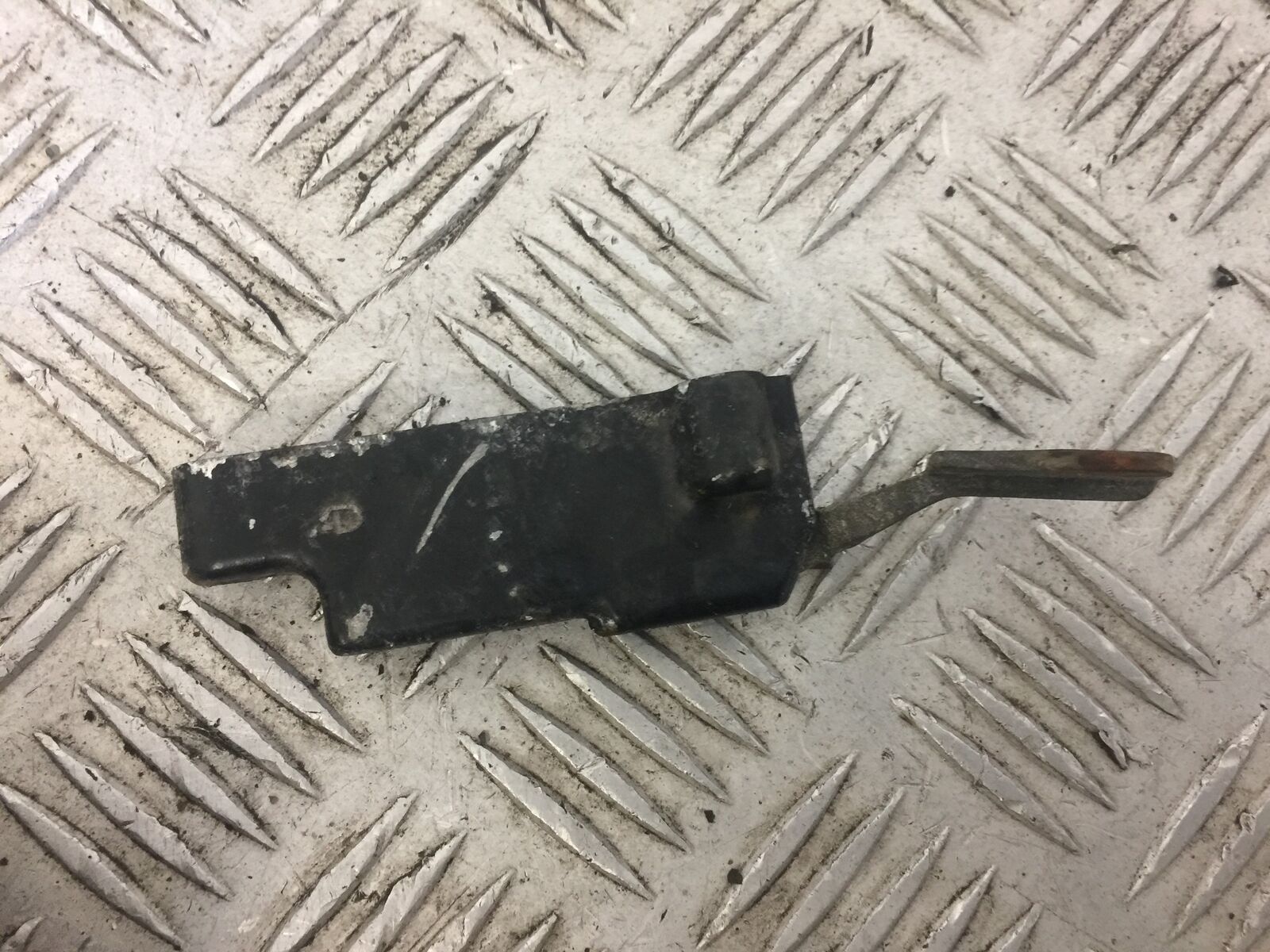 YAMAHA FJ1200 FJ 1200 SEAT CATCH  YEAR 1988 (STOCK 653)