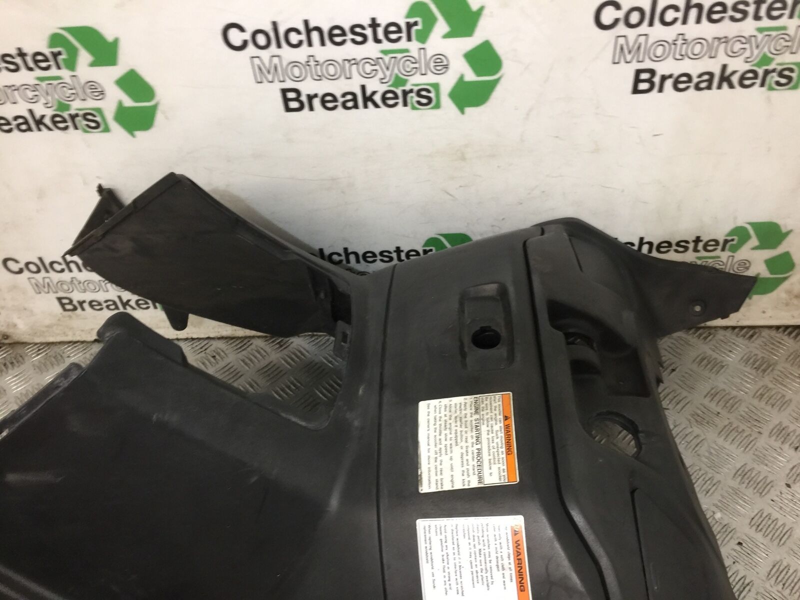 SUZUKI AN 250 BURGMAN INNER PANEL  YEAR 1999  (STOCK 881)