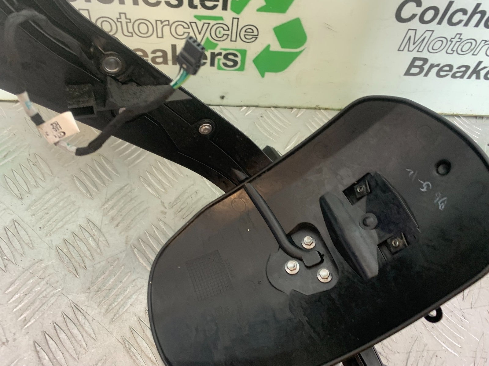 TRIUMPH TRIDENT 660 NUMBER PLATE HOLDER & INDICATORS  YEAR 2021-2024 (CMB1295)