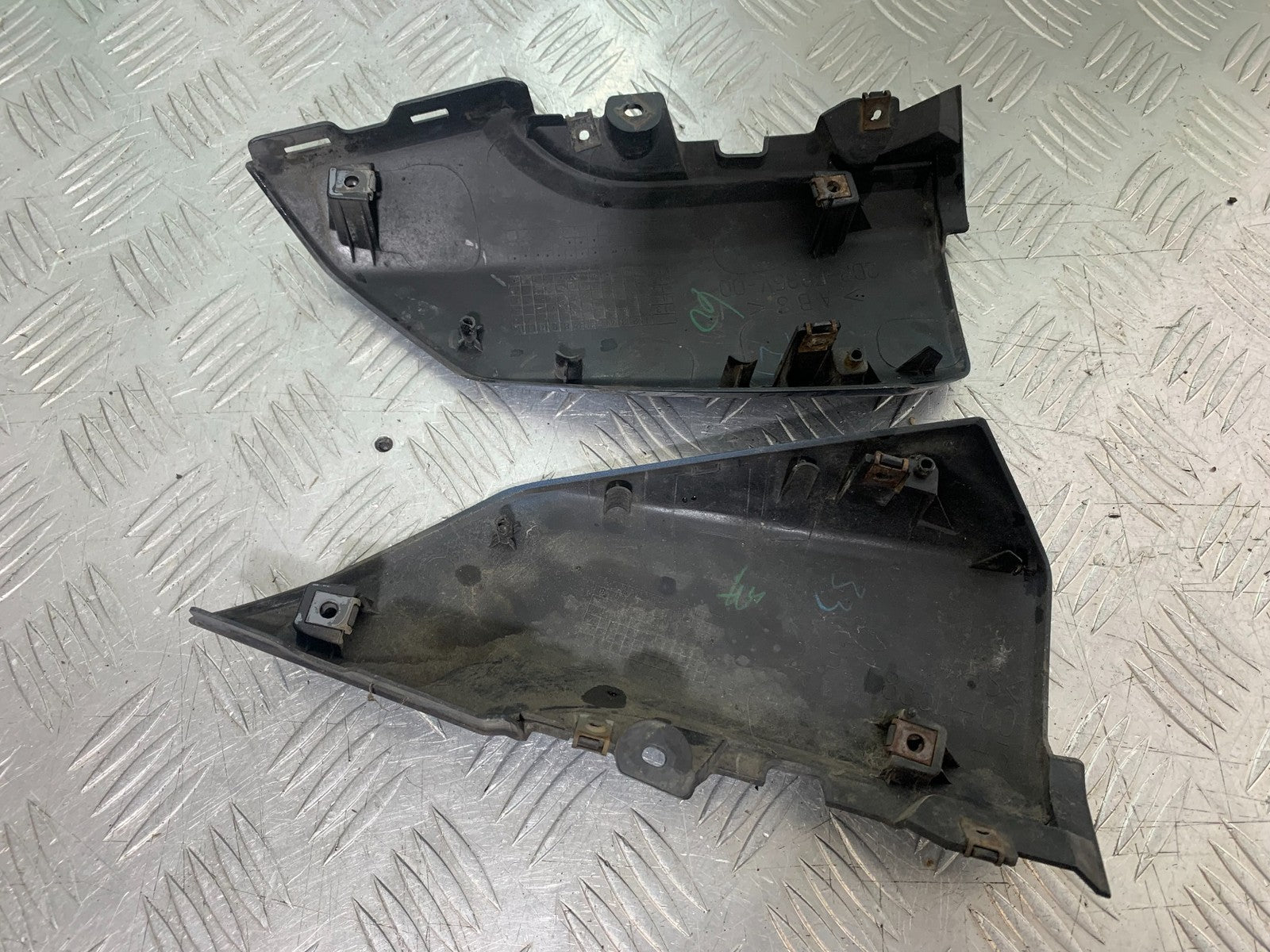 YAMAHA XMAX 125 XMAX-125 LEFT AND RIGHT COVERS  YEAR 2015-2020  (CMB1266)