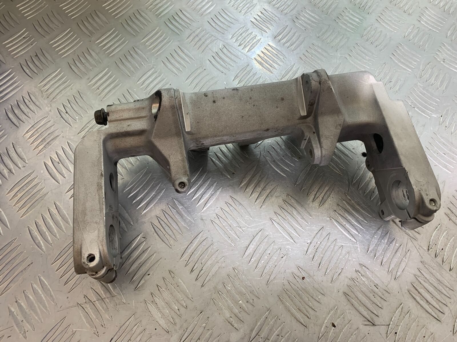 HONDA CBR 929 RRY FIREBLADE LOWER ENGINE BRACKET  YEAR 2000-01 (CMB1094)