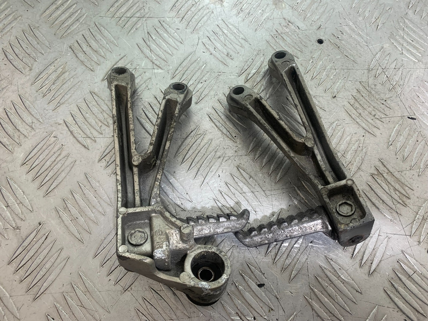 KAWASAKI ZX9R ZX9 E1 REAR HANGERS AND PEGS  YEAR 2000-01 (CMB1171)