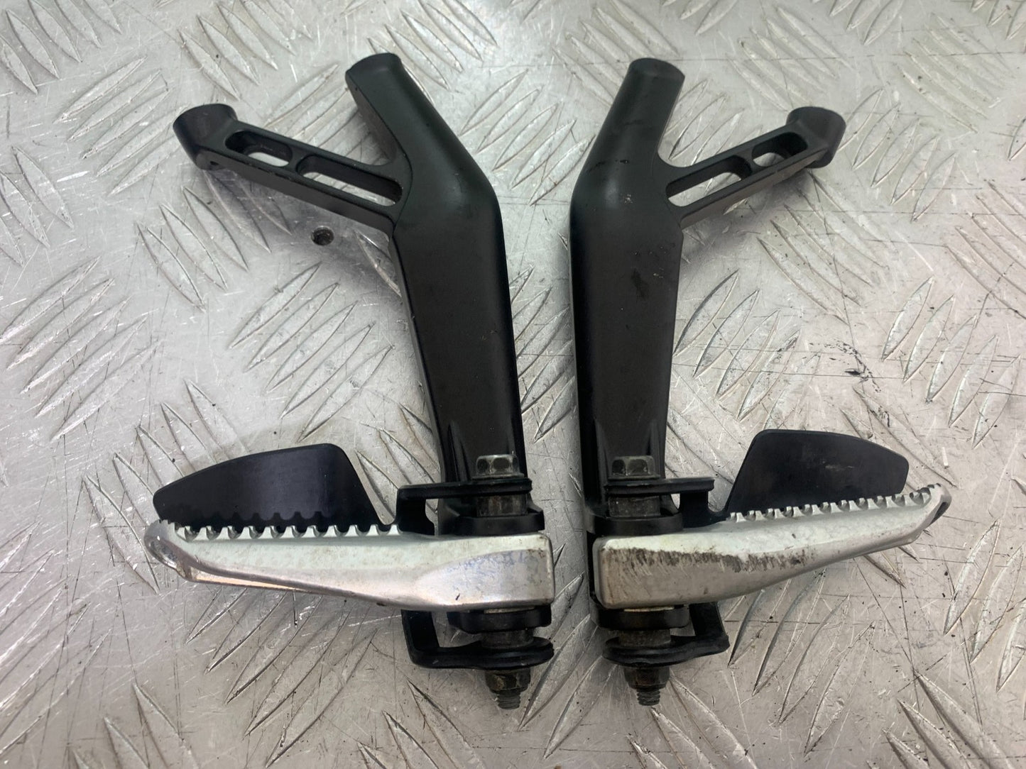 YAMAHA YZF R7 REAR HANGERS AND PEGS YEAR 2022-2025 (CMB1255)