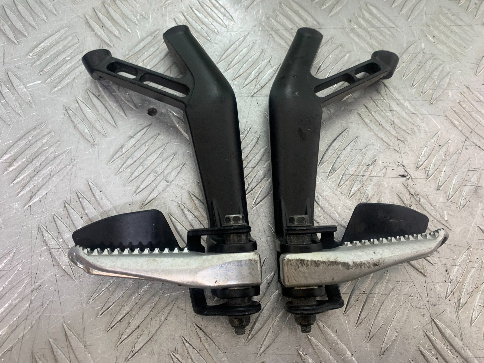 YAMAHA YZF R7 REAR HANGERS AND PEGS YEAR 2022-2025 (CMB1255)