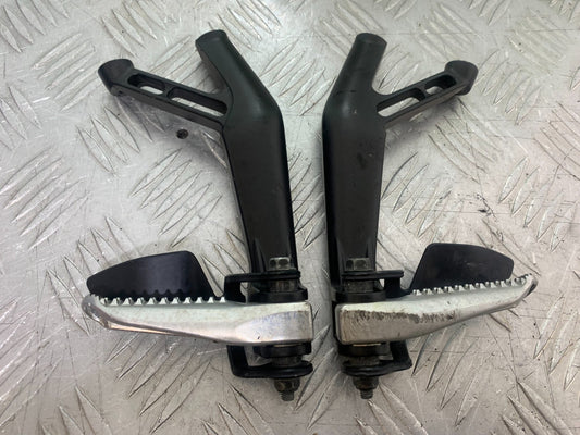 YAMAHA YZF R7 REAR HANGERS AND PEGS YEAR 2022-2025 (CMB1255)