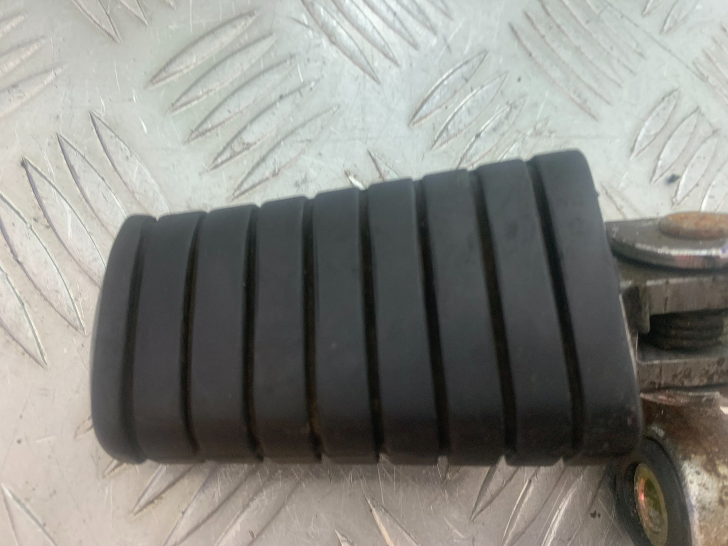 YAMAHA XV535 XV 535 VIRAGO FRONT LEFT FOOTPEG  YEAR 1994-02 (CMB1139)