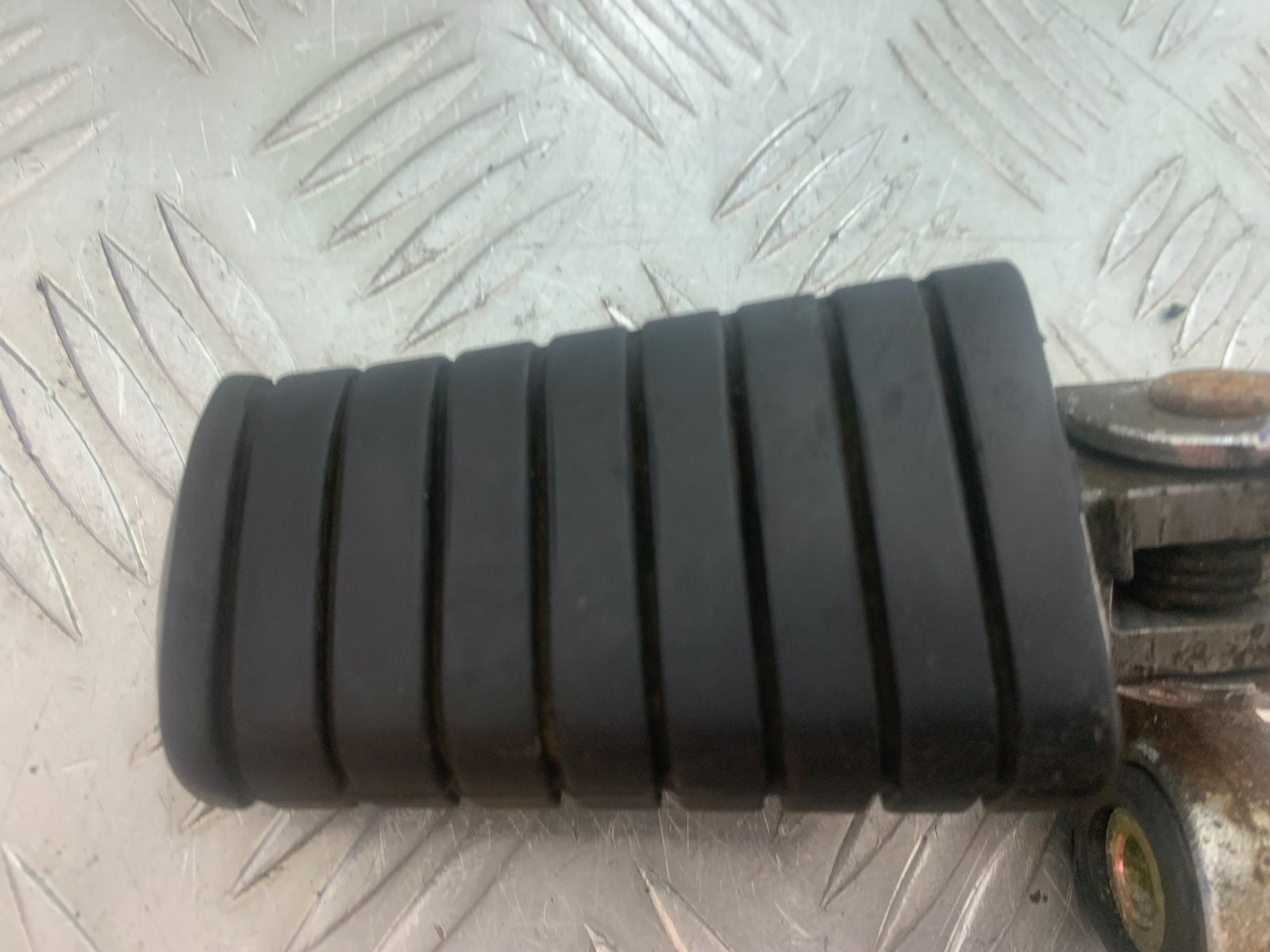 YAMAHA XV535 XV 535 VIRAGO FRONT LEFT FOOTPEG  YEAR 1994-02 (CMB1139)