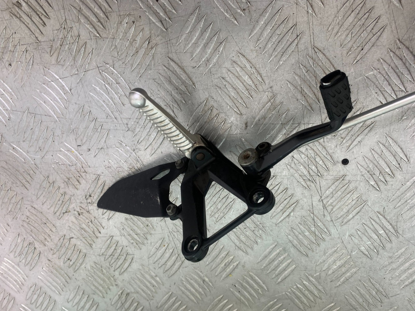 DUCATI 848 FRONT LEFT HANGER AND PEG & GEAR LEVER   YEAR 2008-2010 (CMB1323)