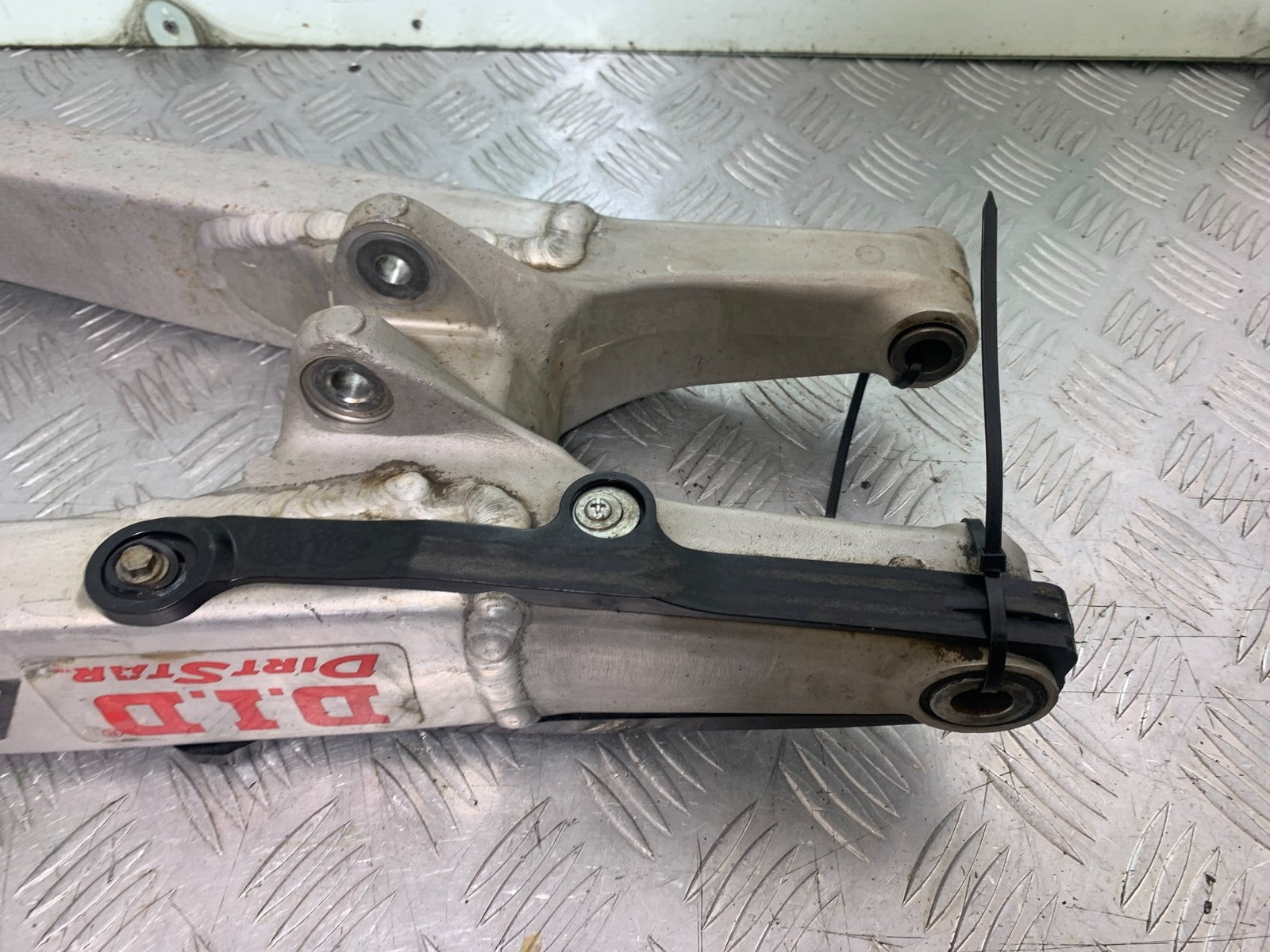 KAWASAKI KXF450 KXF 450 SWINGARM   YEAR 2013 CMB1217)