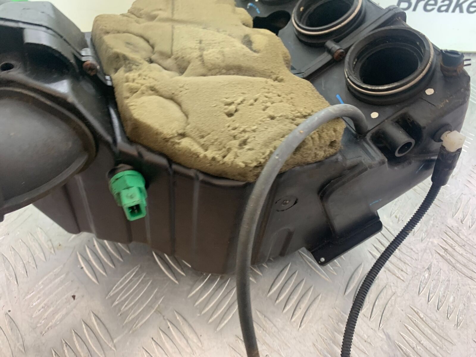 TRIUMPH 955i SPRINT ST AIRBOX    YEAR 1999-2004 (CMB1124)