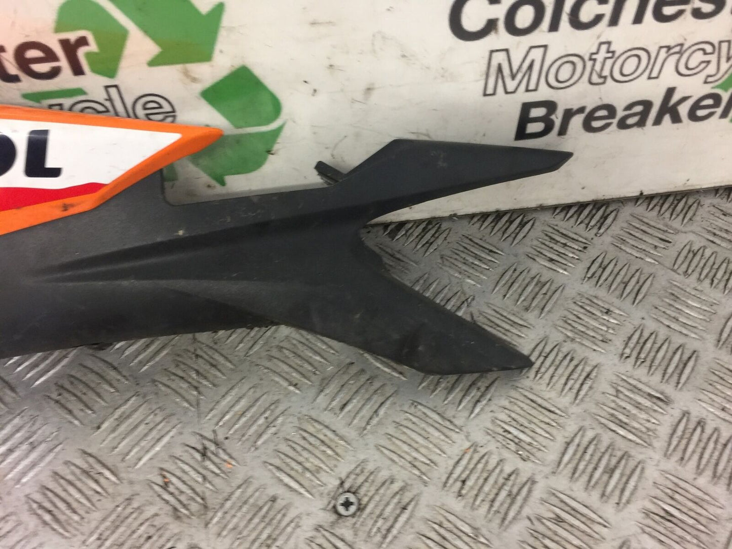 HONDA CBR125 CBR 125 LEFT SEAT PANEL YEAR 2011-2017 (STOCK 466)