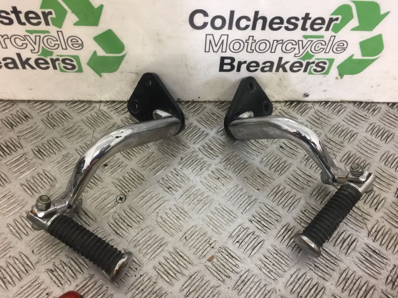 HARLEY DAVIDSON XLH 883 SPORTSTER LEFT & RIGHT FOOTRESTS YEAR 2005 (STOCK 374)