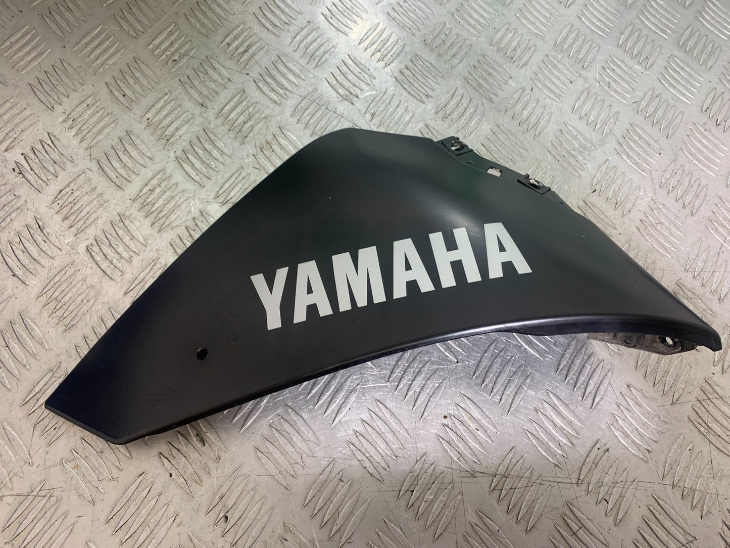 YAMAHA YZF R1 14 B BIG BANG RIGHT LOWER FAIRING PANEL   2009-14 (CMB1175)
