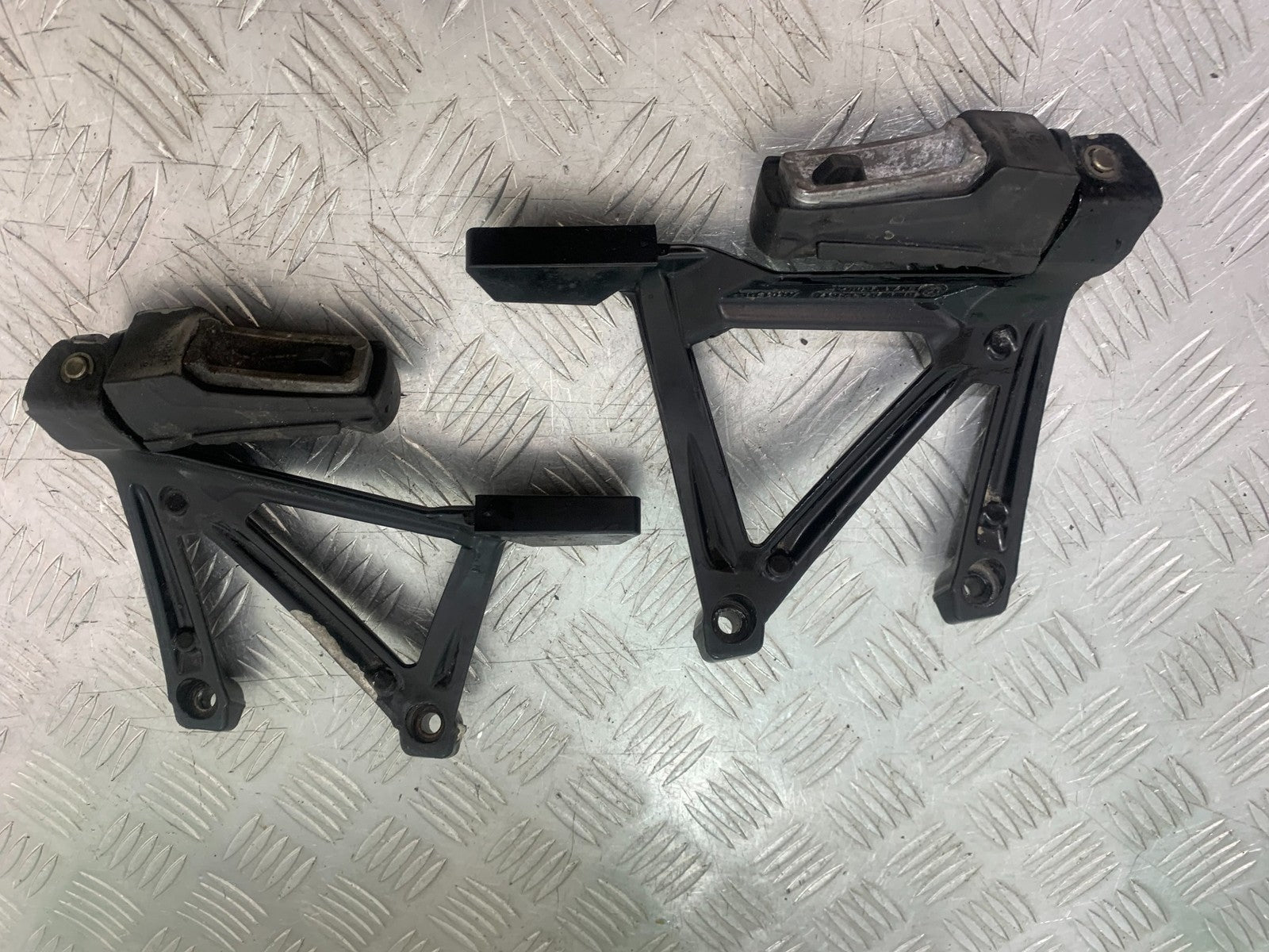 BMW R1200 R 1200 GS REAR HANGERS AND PEGS  YEAR 2013-2016 (CMB1257)