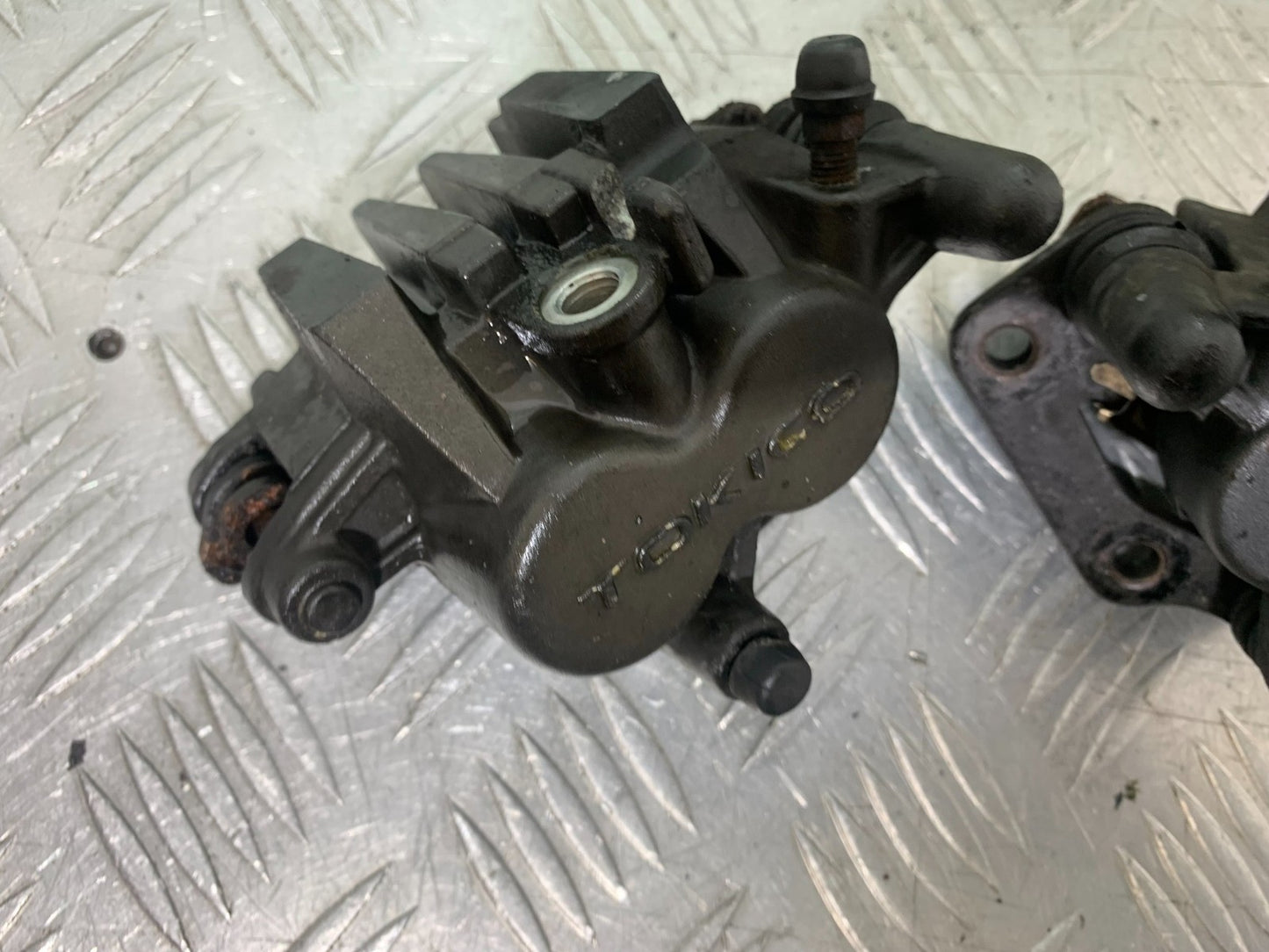 SUZUKI GSF600 GSF 600 BANDIT FRONT BRAKE CALIPERS   2000-2004 (CMB1269)