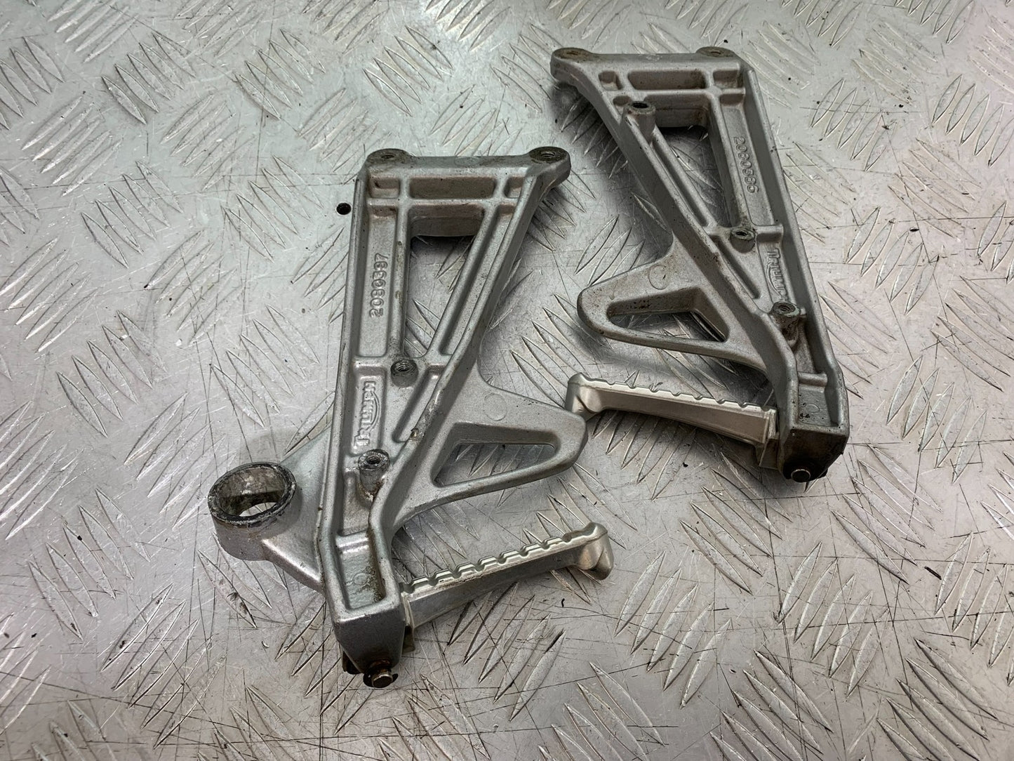 TRIUMPH 955i SPRINT ST REAR HANGERS AND PEGS   YEAR 1999-04 (CMB1230)
