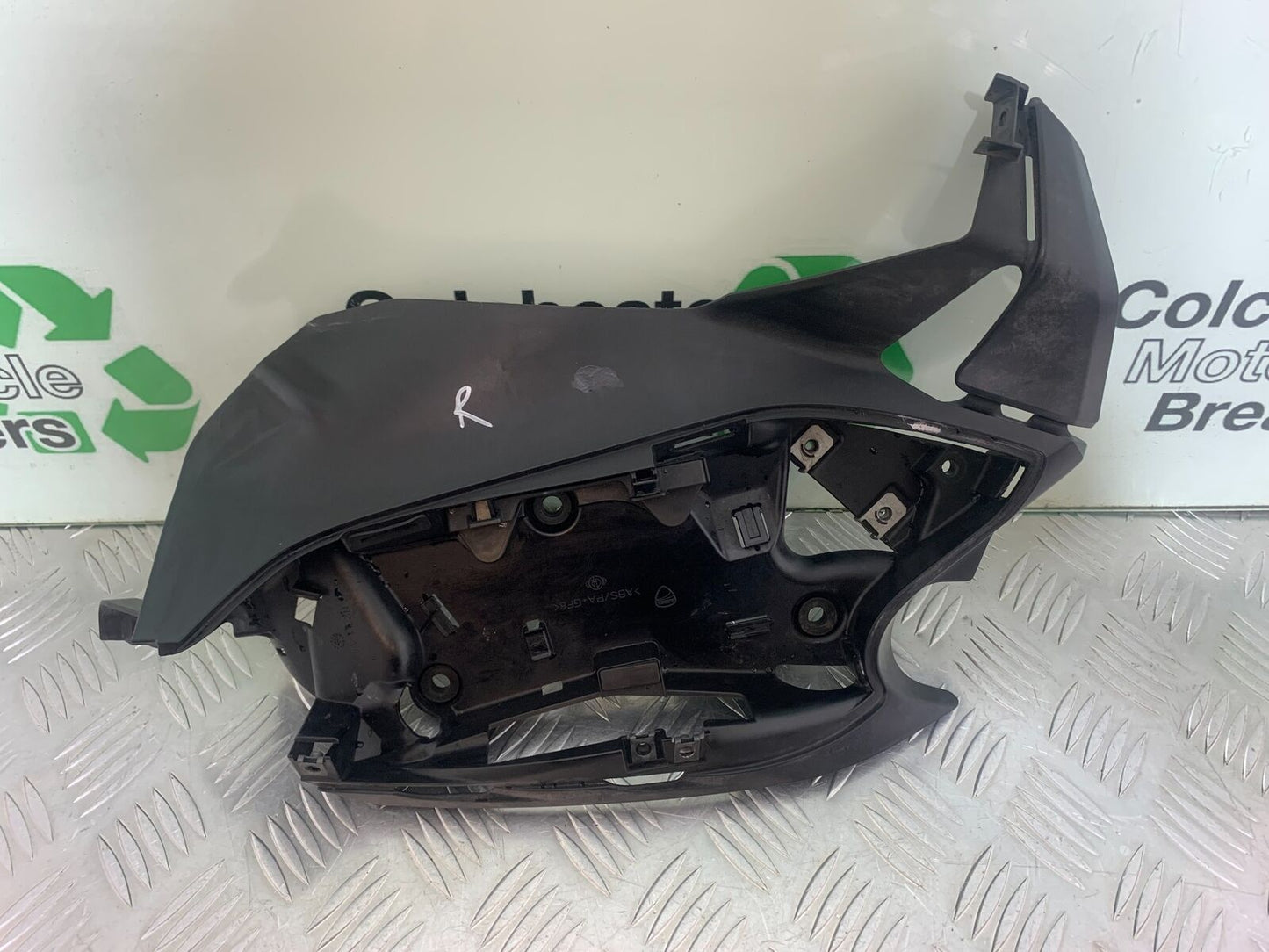 DUCATI 1199 PANIGALE RIGHT PLASTIC ENGINE INFILL COVER YEAR 2012-2014 (CMB1047)