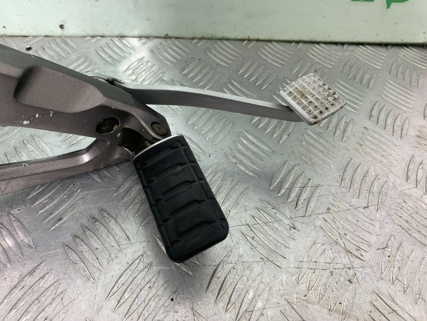 HONDA NT 700 V DEAUVILLE RIGHT HANGER AND PEGS  YEAR 2006-2010 (CMB1298)
