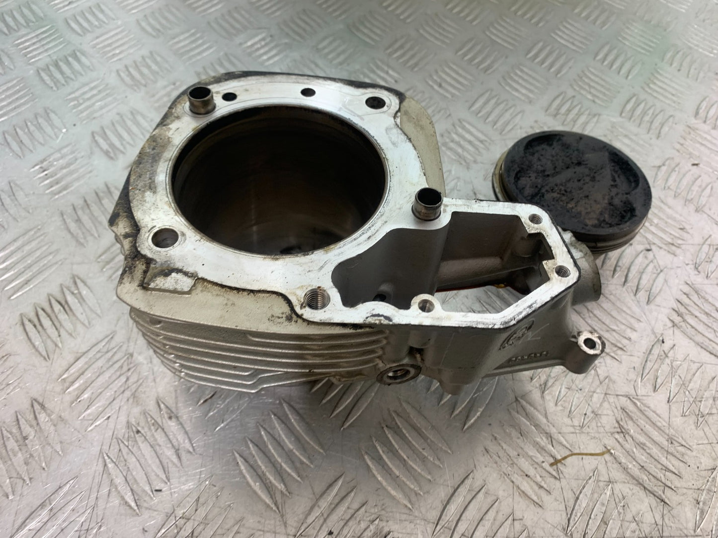 BMW R1100 RT R 1100 RT RIGHT BARREL AND PISTON   YEAR 1996-2001 (CMB1095)