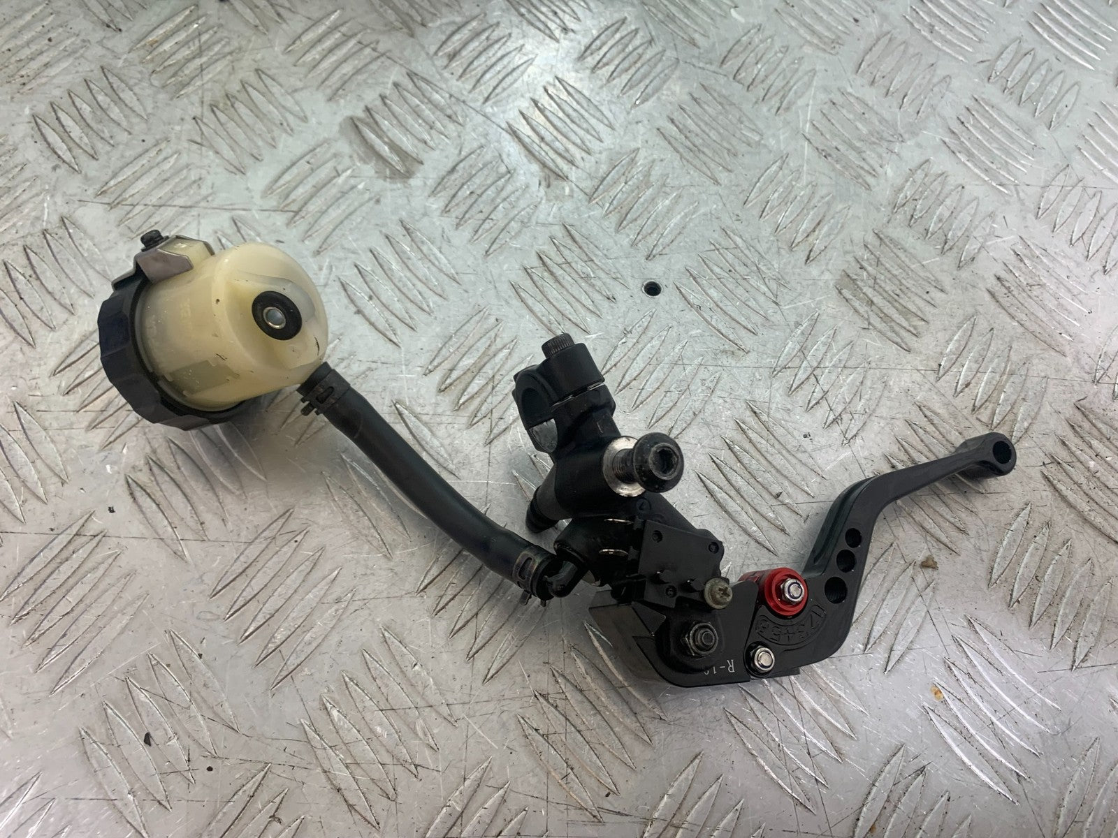 YAMAHA YZF R1 14 B BIG BANG FRONT BRAKE MASTER CYLINDER   2009-14 (CMB1175)