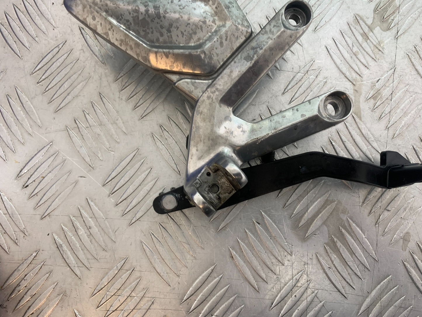 TRIUMPH TRIDENT 660 FRONT RIGHT HANGER  YEAR 2021-2024 (CMB1148)