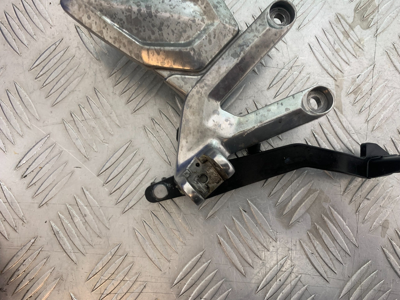 TRIUMPH TRIDENT 660 FRONT RIGHT HANGER  YEAR 2021-2024 (CMB1148)
