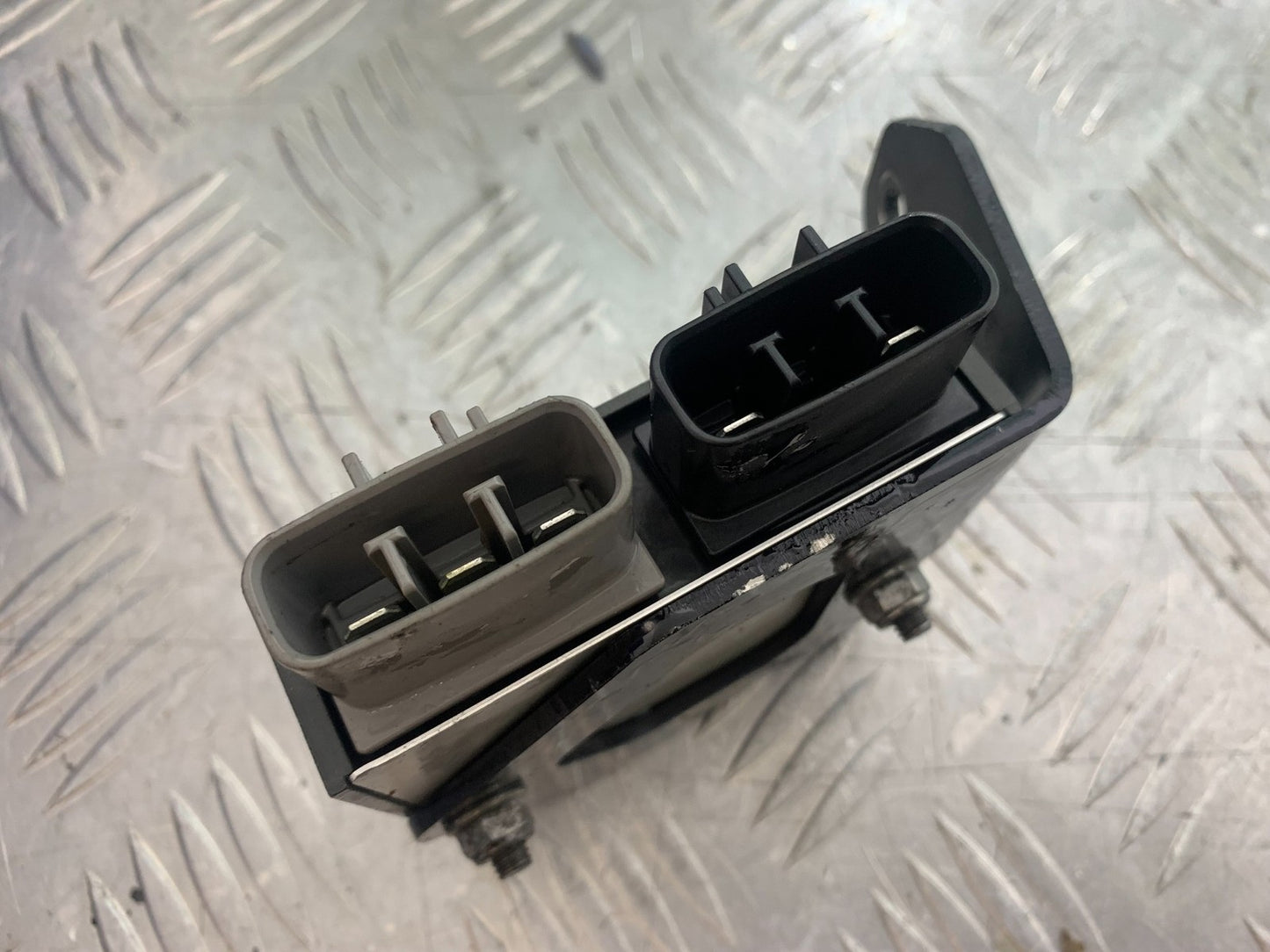 TRIUMPH 675 STREET TRIPLE R REGULATOR YEAR 2013 - 2016 (CMB1221)