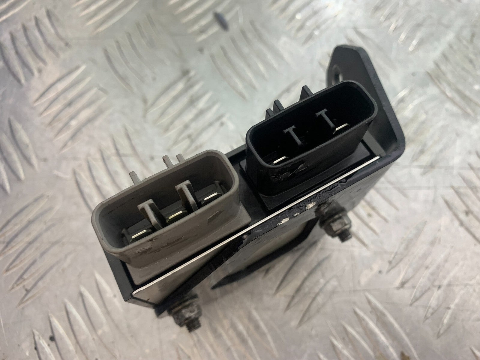 TRIUMPH 675 STREET TRIPLE R REGULATOR YEAR 2013 - 2016 (CMB1221)