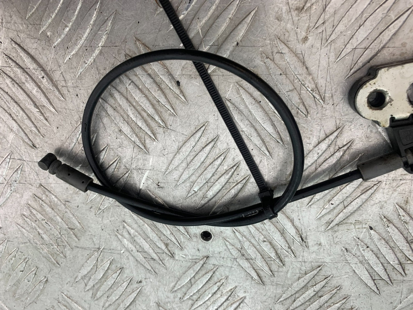 APRILIA 650 PAGASO STRADA SEAT CATCH AND CABLE   YEAR 2005-2010 (CMB1260)