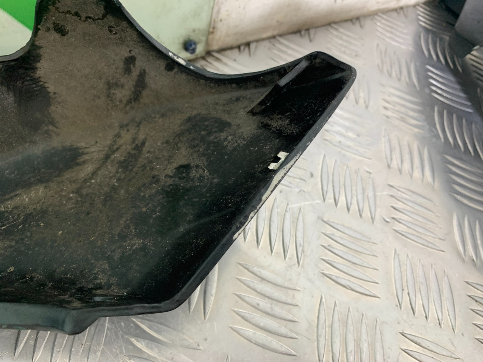 TRIUMPH 955i SPRINT ST LEFT SEAT PANEL YEAR 1999-04 (CMB1230)