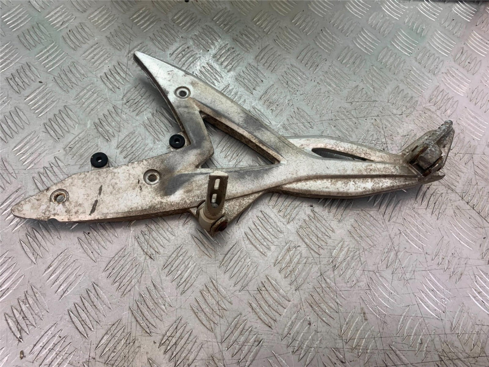 KAWASAKI ER6 F ER6F LEFT HANGER AND PEGS   YEAR 2005-2008 (CMB1277)