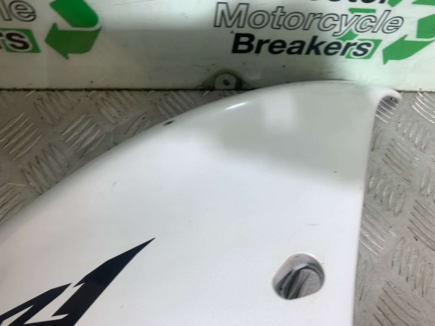 YAMAHA YZF R1 14 B BIG BANG RIGHT FAIRING PANEL   2009-14 (CMB1175)