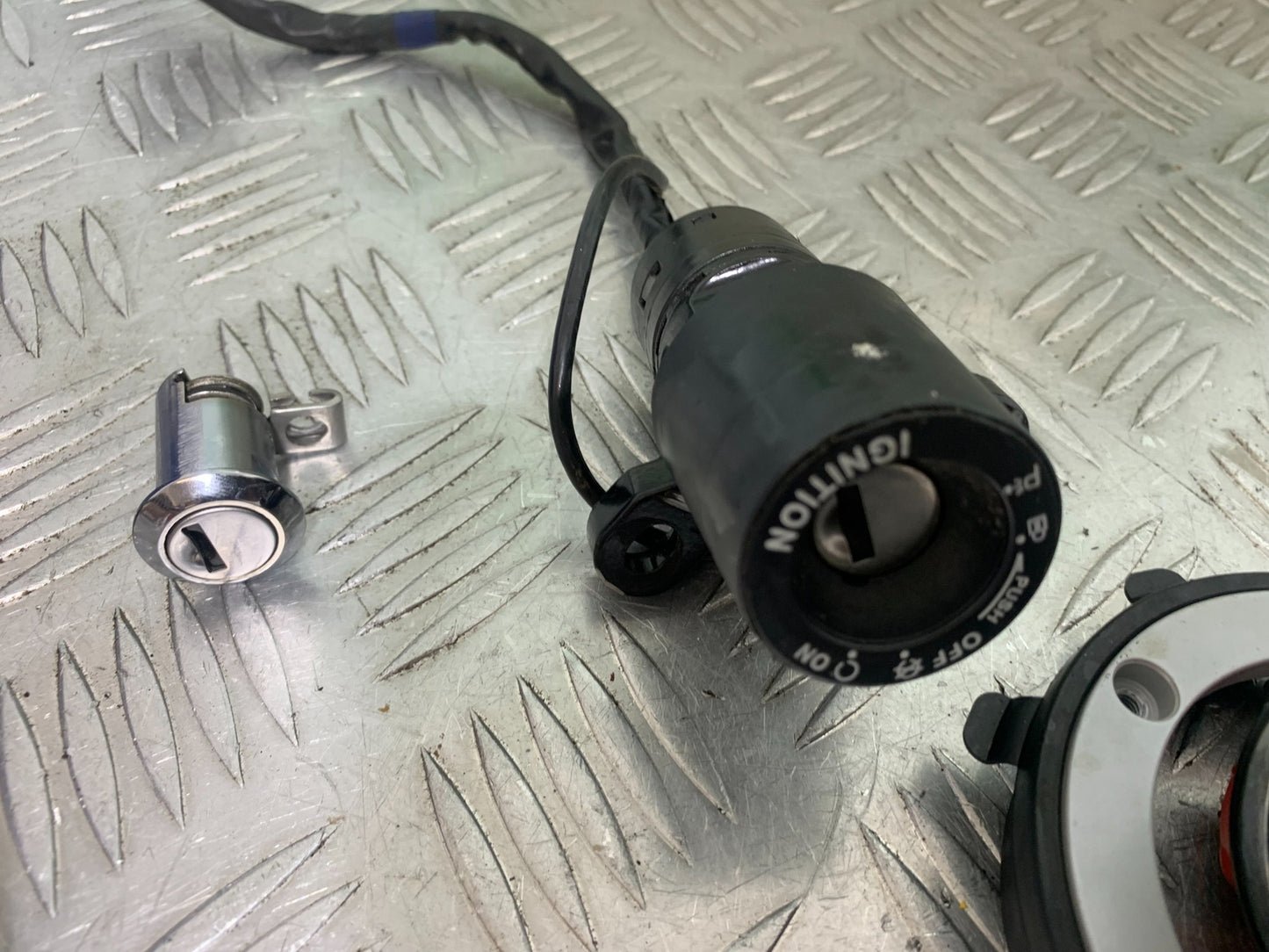 TRIUMPH TRIDENT 660 ECU LOCKS 2X KEYS   YEAR 2021-2024 (CMB1148)