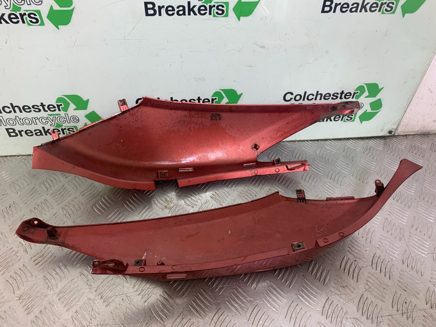 YAMAHA XMAX 250 XMAX 250 LEFT AND RIGHT SEAT PANELS  YEAR 2006-09 (CMB1201)