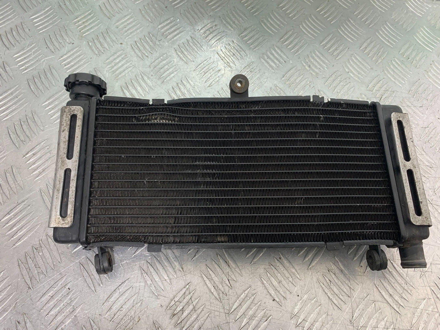 HONDA CB600 CB 600 HORNET RADIATOR   YEAR 1998-2002 (CMB1297)