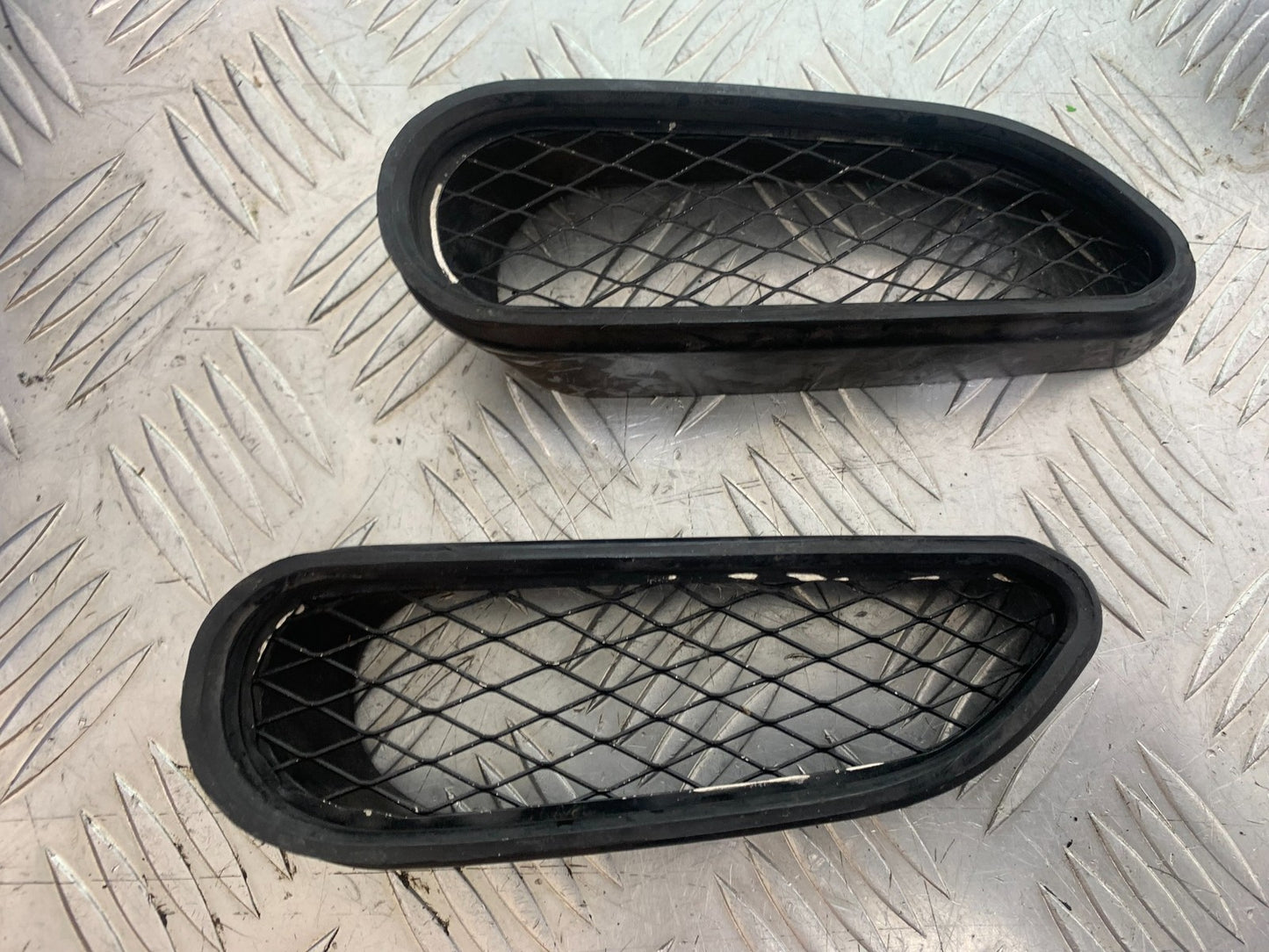 KAWASAKI ZX9R ZX9 E1 AIR INTAKE GRILLS   YEAR 2000-01 (CMB1171)