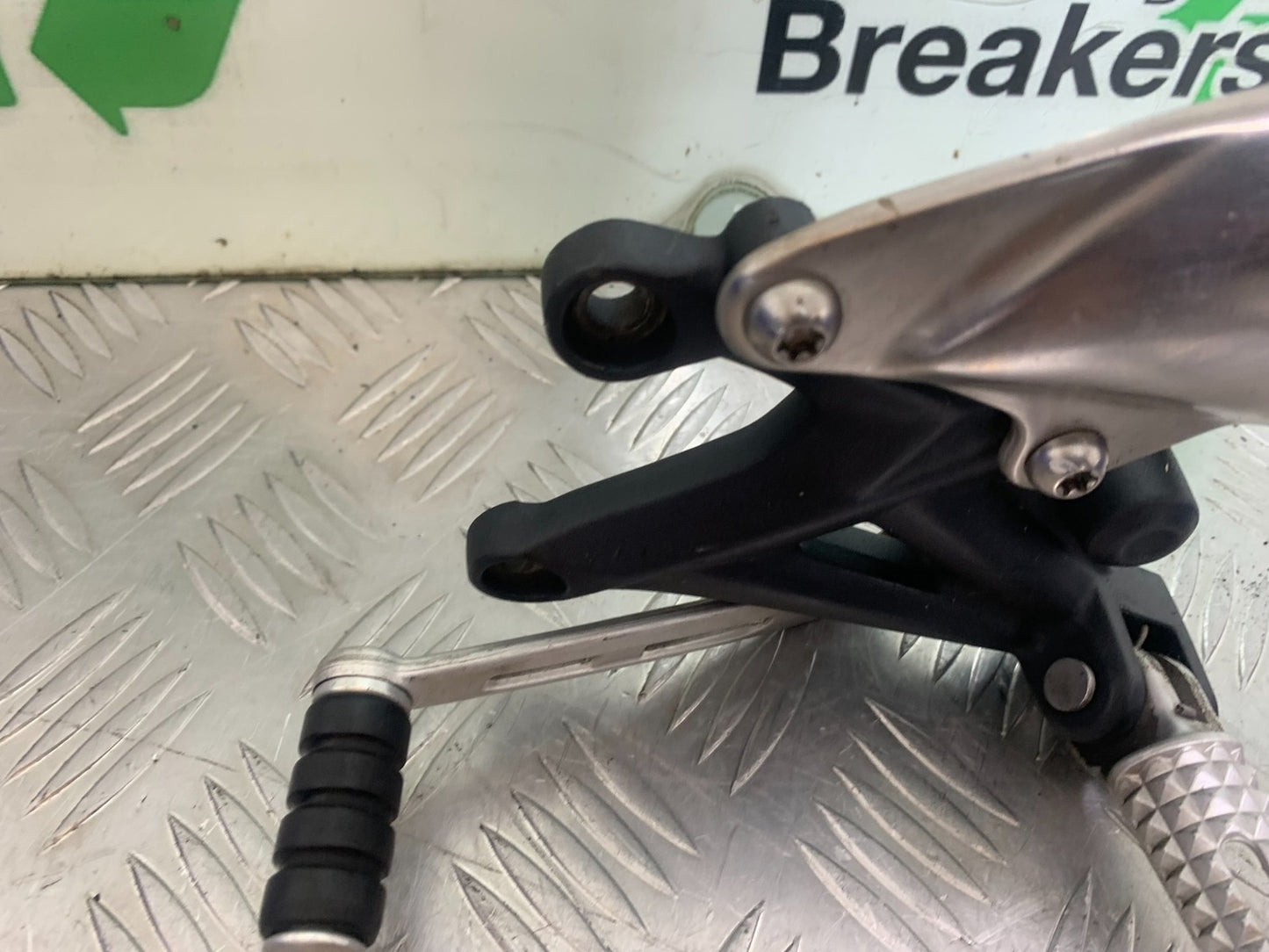 TRIUMPH 675 STREET TRIPLE FRONT LEFT HANGER   2013-2016 (CMB1186)