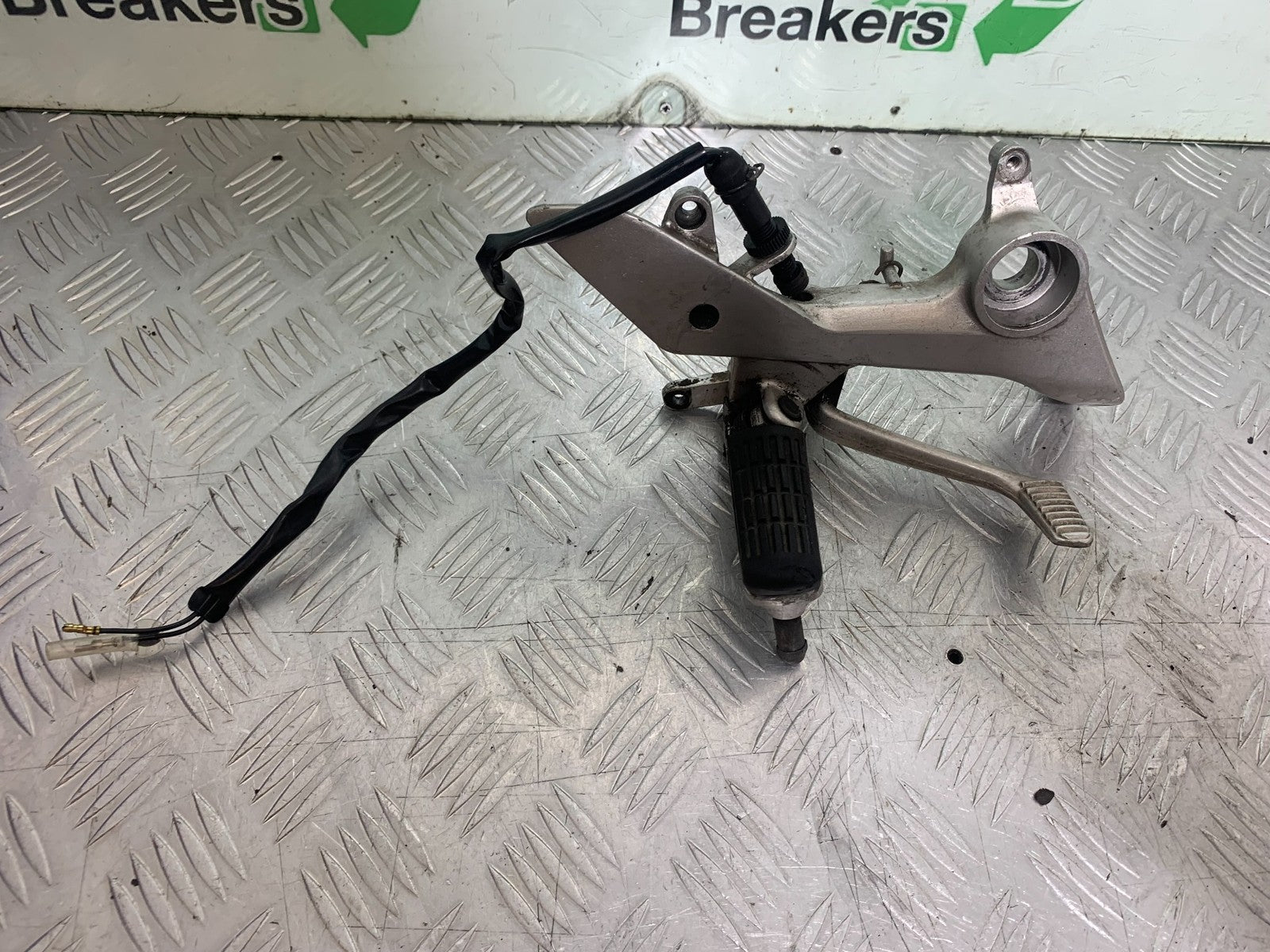 HONDA VFR800 PRE V-TEC FRONT RIGHT HANGER AND PEDAL  YEAR 1998-2001 (CMB1233)