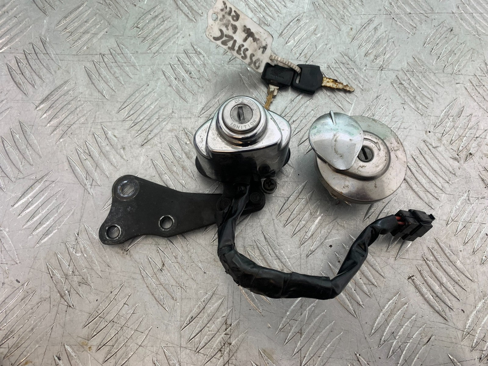 HONDA VT750 SHADOW IGNITION SWITCH AND PETROL CAP  YEAR 2003-2004 (CMB1265)