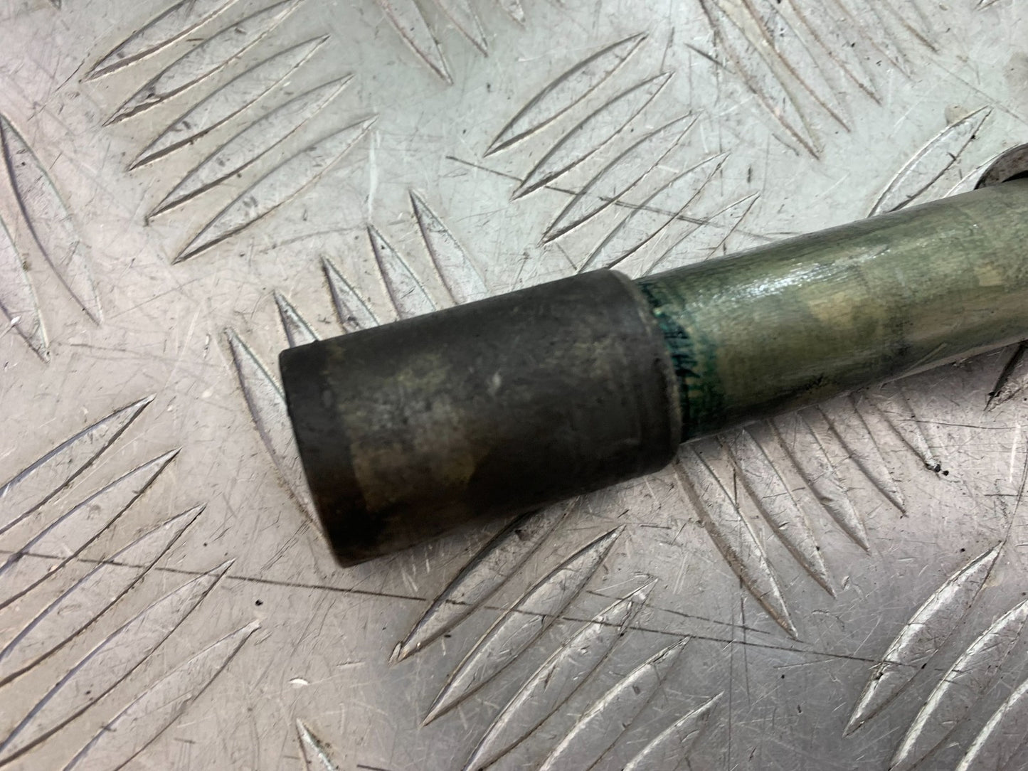 TRIUMPH SPEED TRIPLE R 1050 FRONT WHEEL SPINDLE  2009 (CMB1183)