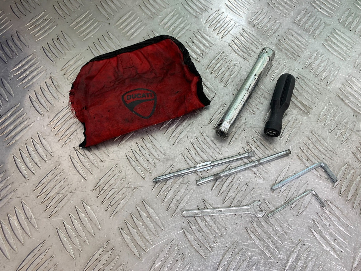 DUCATI 1299 PANIGALE TOOL KIT   YEAR 2016 (CMB 1187)
