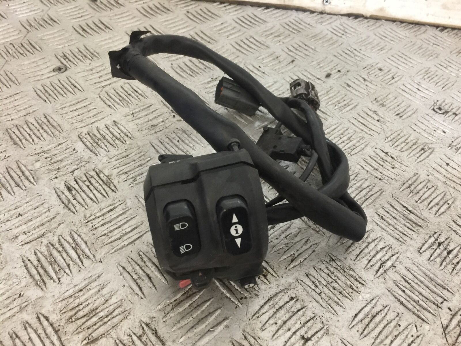 TRIUMPH TROPHY 1215 SE LEFT SWITCH GEAR  2012-2017 (STOCK 740)