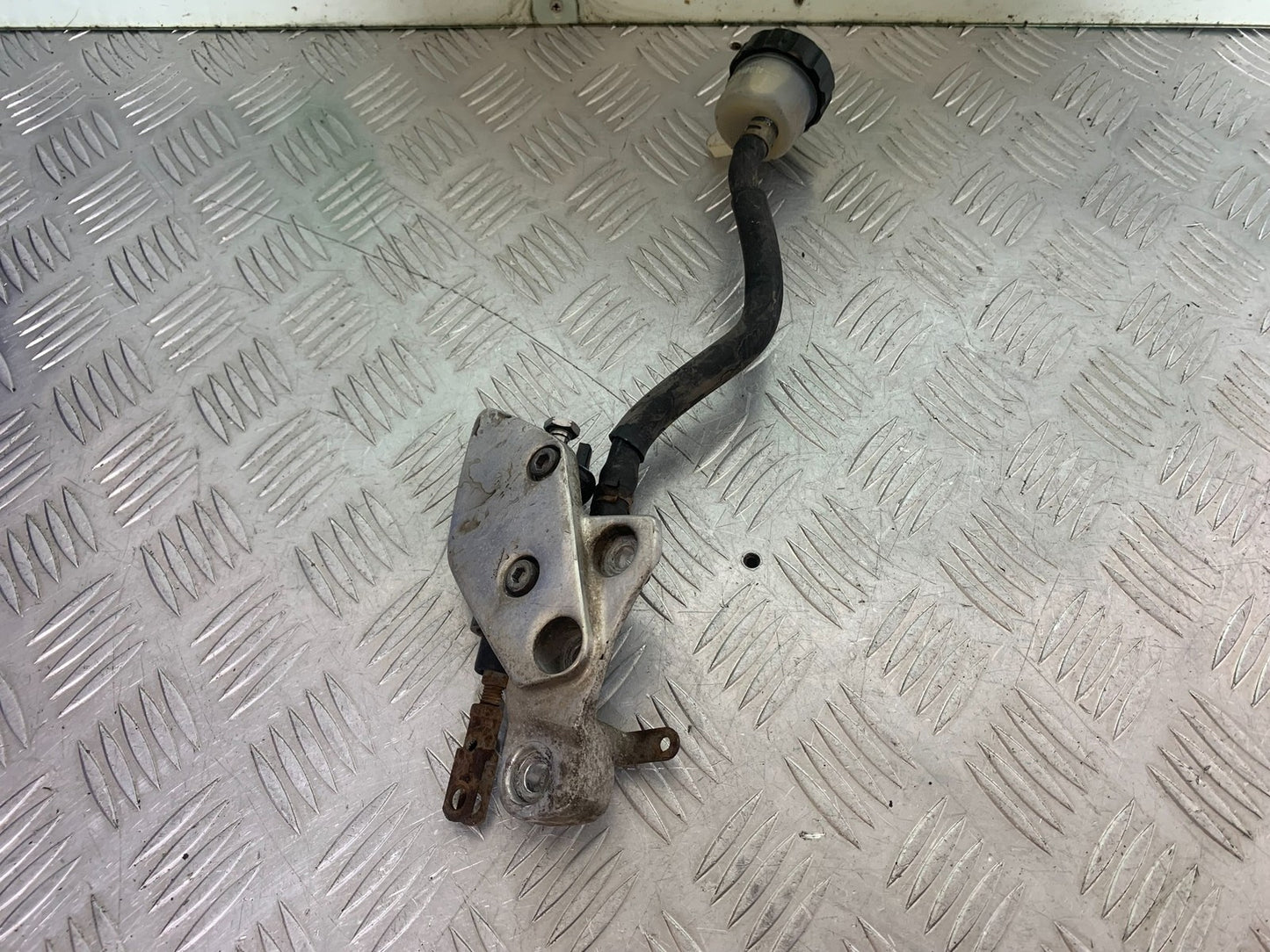 YAMAHA XJR1300 XJR 1300 FRONT RIGHT HANGER   YEAR  1999-2003 (CMB1119)